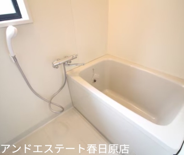 バス・シャワールーム　換気が出来る窓があります
