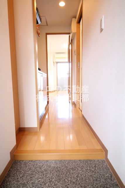 玄関　※同物件別部屋参考写真