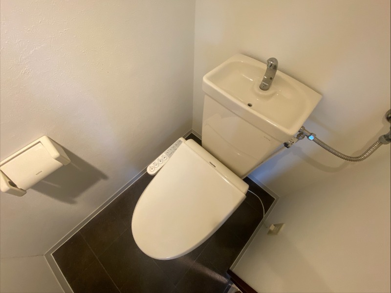 トイレ　ウォシュレット機能がついたトイレです。安心して使用できます。