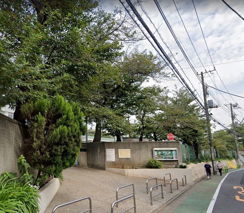 小学校　目黒区立菅刈小学校（代官山）（小学校）まで1215m