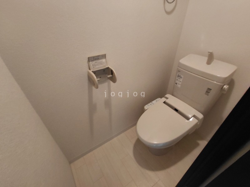 トイレ　嬉しい温水洗浄便座付きのトイレです。