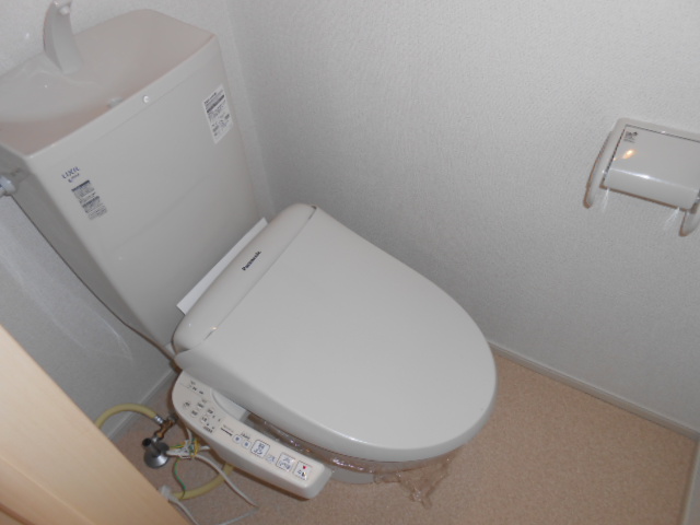 トイレ　温水洗浄便座・小物収納棚有り