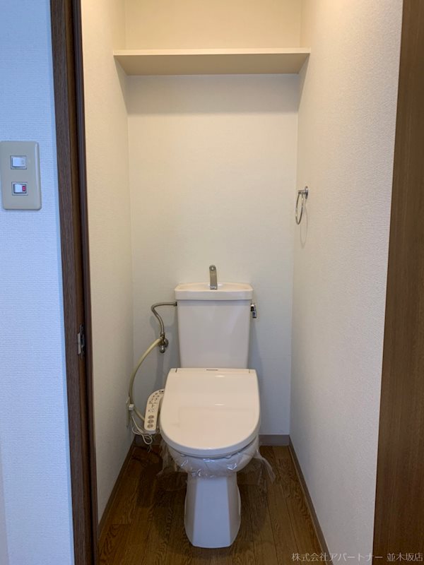 トイレ　棚付き＆ウォシュレット付きトイレスペース！