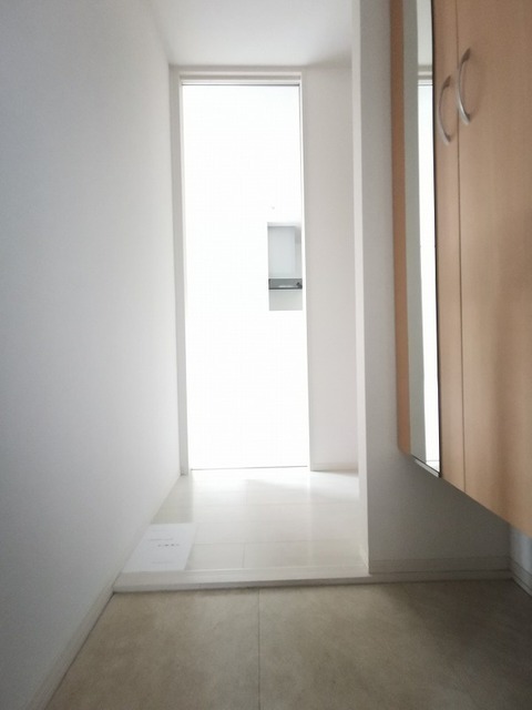 玄関　写真は別の部屋のものです