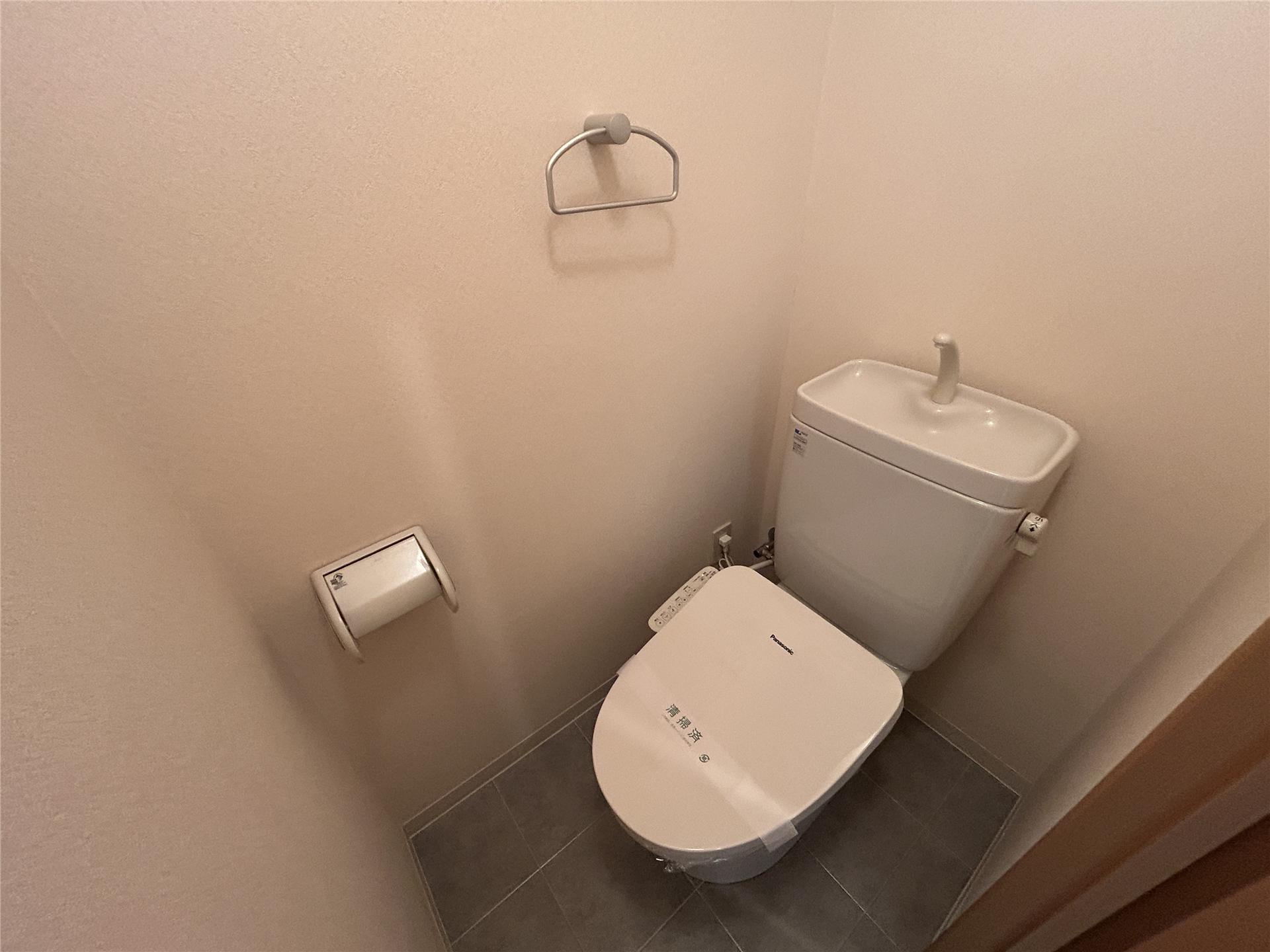 トイレ　温水洗浄便座付きのトイレです(別室参考写真)