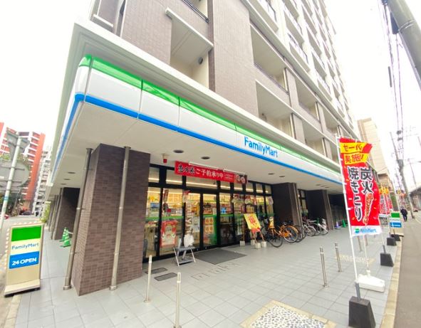 コンビニ　ファミリーマート RJRプレシア博多駅前店（コンビニ）まで108m