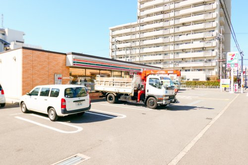 コンビニ　セブンイレブン 大阪北島3丁目店（コンビニ）まで82m