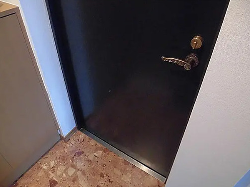 玄関　別部屋の画像を使用しております。