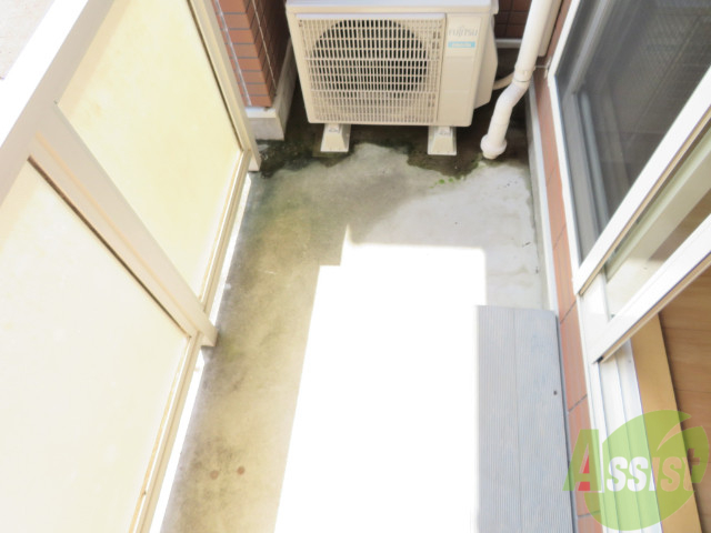 バルコニー　かなり広めのバルコニーです。のびのびと作業ができますね。