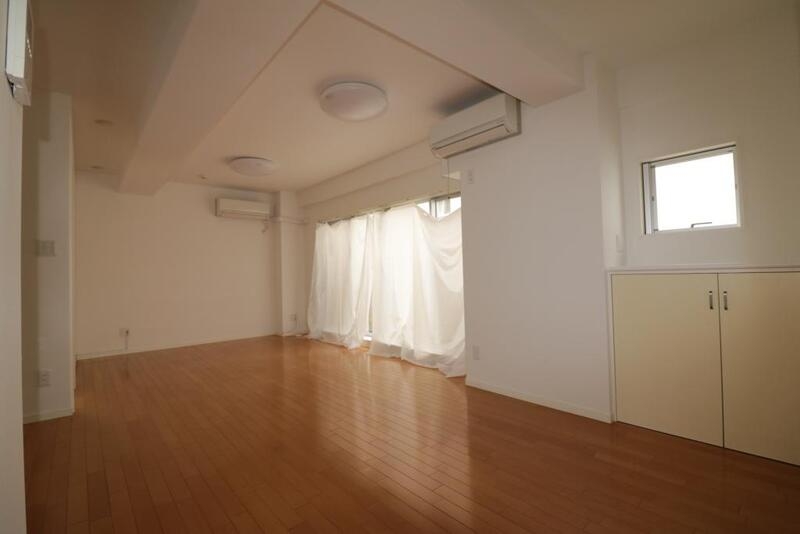居室・リビング　広々したフローリングのお部屋です。