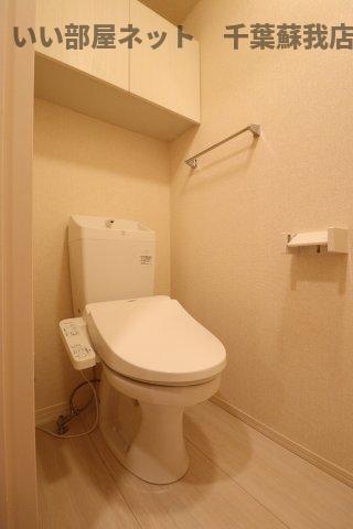 トイレ　落ち着いた色調のトイレです