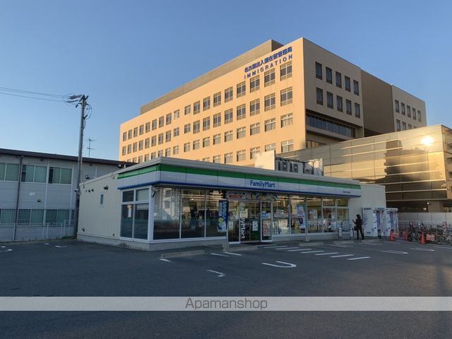 コンビニ　ファミリーマート名古屋競馬場前店（コンビニ）まで580m