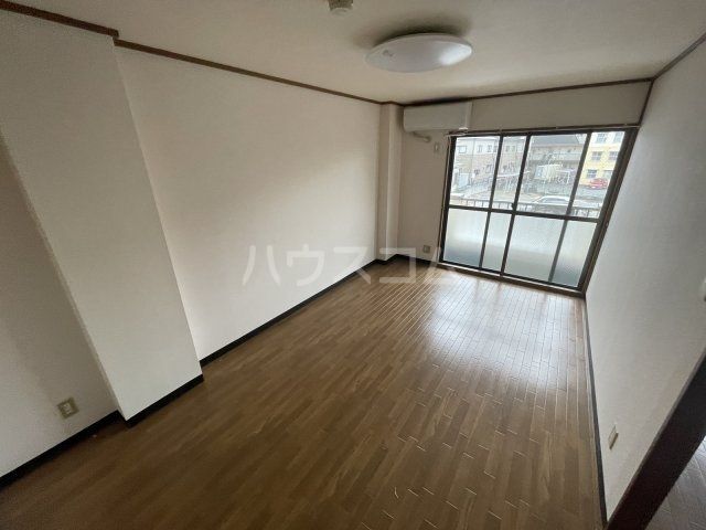 プレザント上尾の居間写真