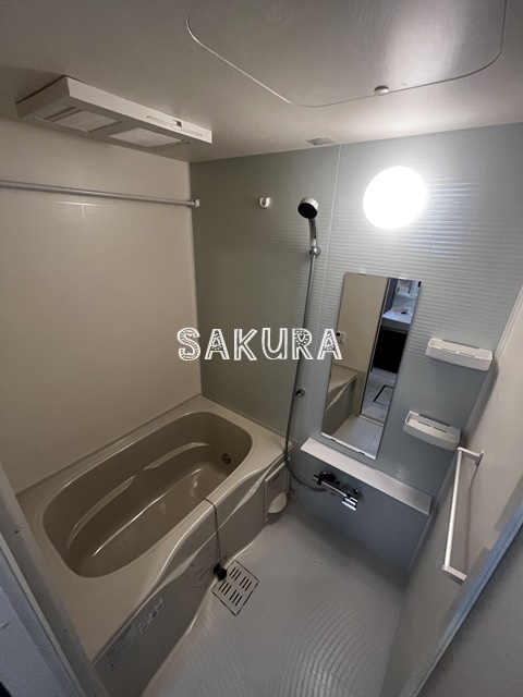 バス・シャワールーム　嬉しい追い焚き・浴室乾燥機付きです♪