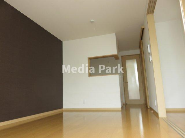 居室・リビング　同物件別のお部屋の写真です。参考写真です。
