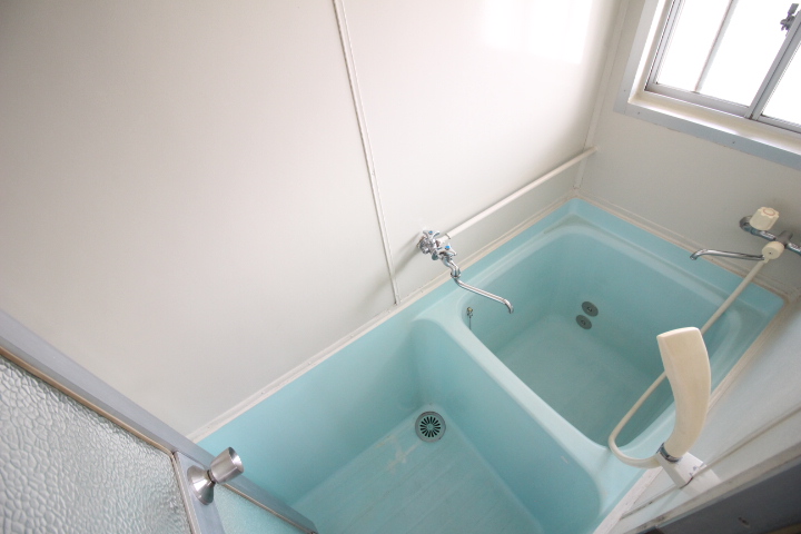 バス・シャワールーム　窓があるので換気にも便利♪