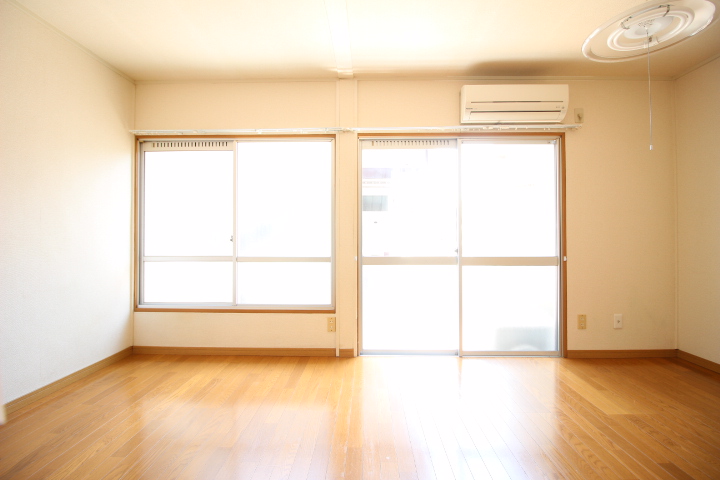 その他設備　南側洋室にエアコン付いてます♪