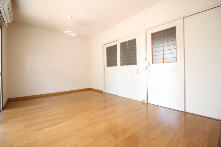 居室・リビング　南側の洋室です♪