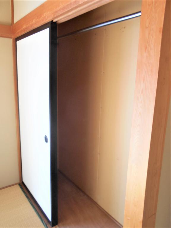 その他　和室　パイプハンガー付き物入れ