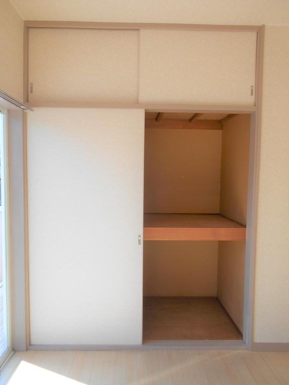 収納　リビングの洋室に天袋付きの押し入れ収納。