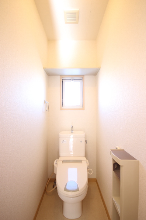 トイレ　温水洗浄便座付きです！　小物置き棚が便利です。