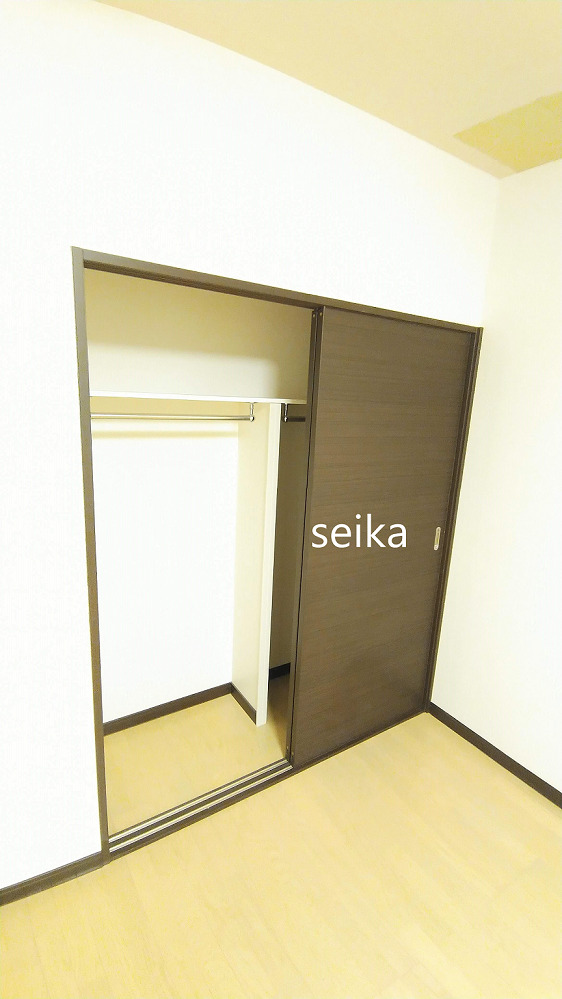 収納　1階はフローリング、2階以上はカーペットタイプになります。