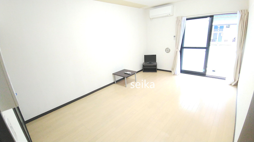 居室・リビング　1階はフローリング、2階以上はカーペットタイプになります。