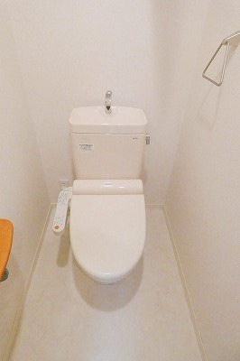 トイレ　シャワートイレ、トイレ収納あり