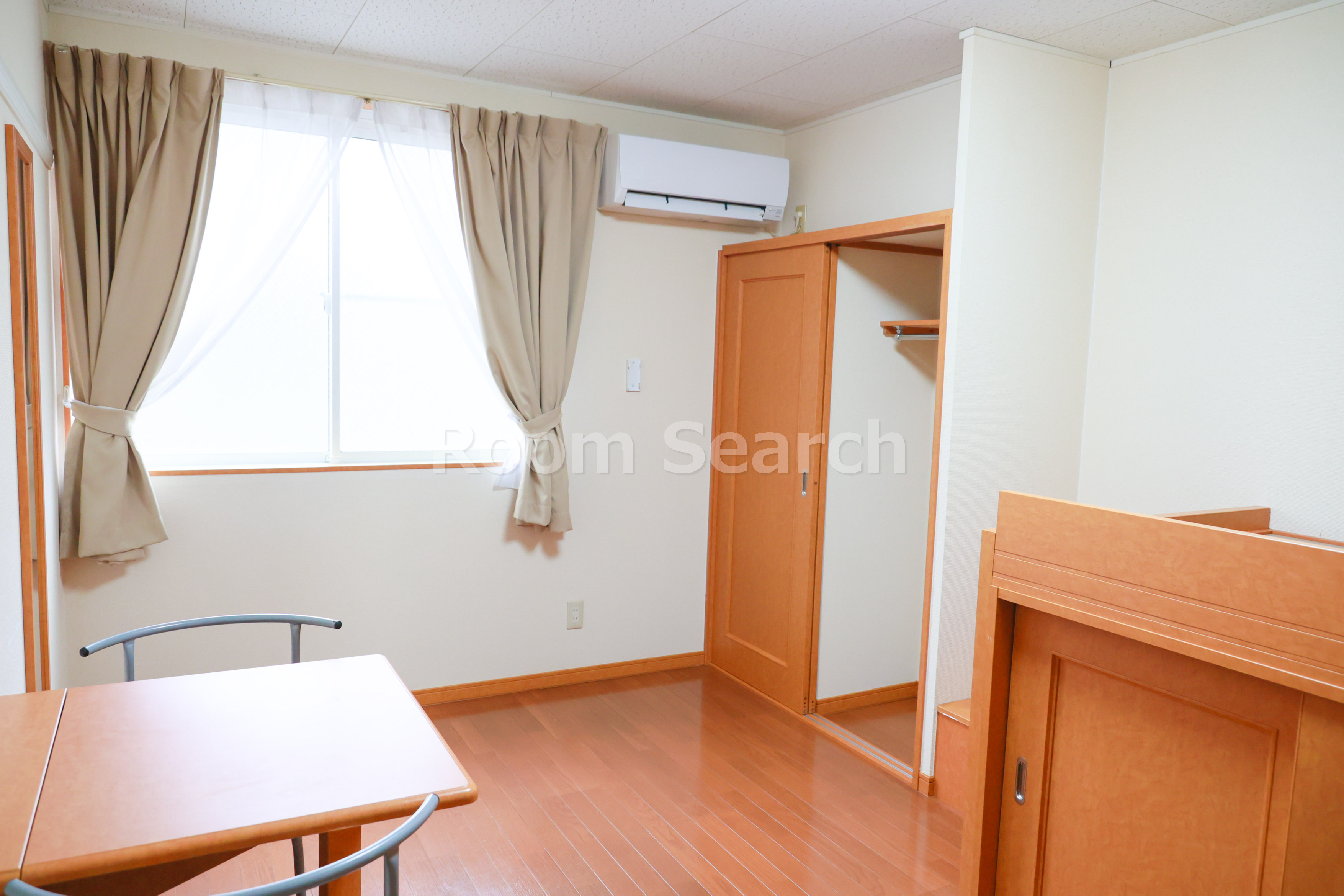 居室・リビング　机折り畳み式、カーテン、照明、エアコン付き