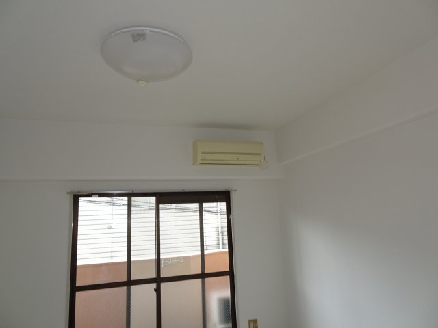 その他　エアコンは設備。照明器具はサービス品です。