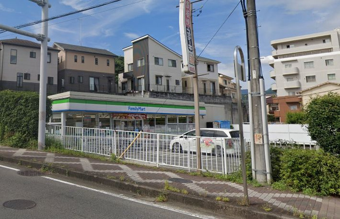 コンビニ　ファミリーマート（コンビニ）まで472m