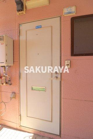 玄関　2023年11月撮影。