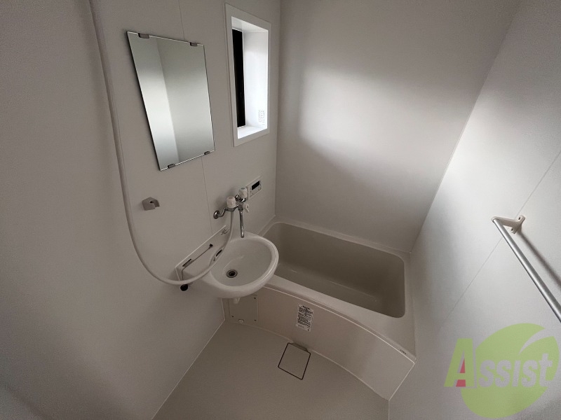 バス・シャワールーム　浴槽付きのお風呂です。ここで一日の疲れを癒しましょう。