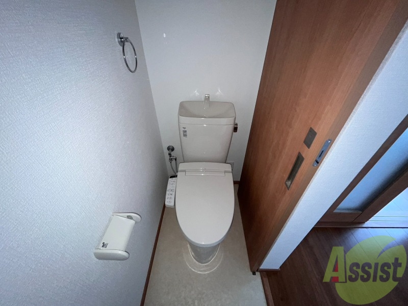 トイレ　トイレは温水洗浄便座です。清潔感がありますね。