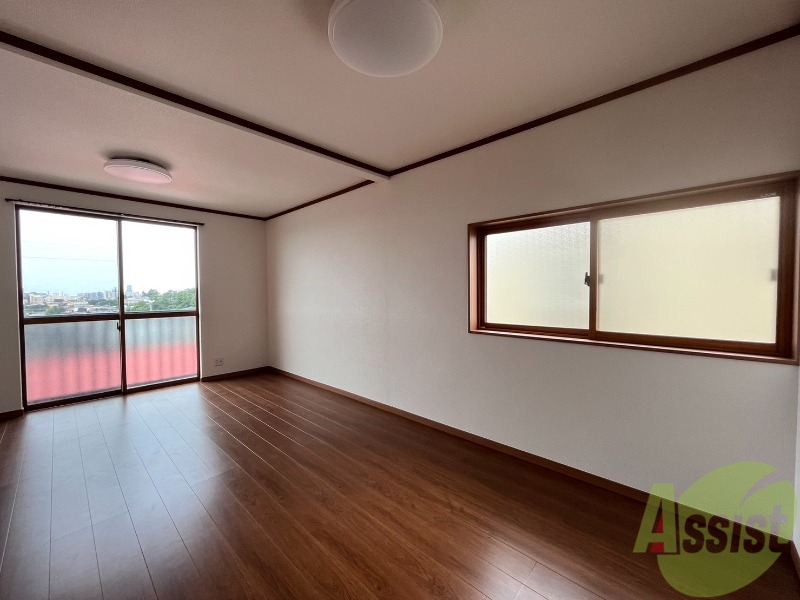 その他部屋・スペース　角部屋なので小窓も付いていて明るいですね！