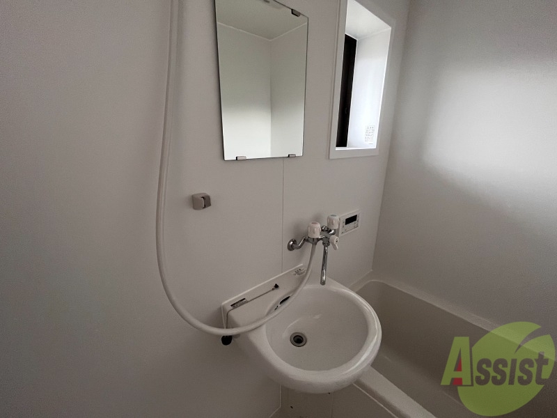 洗面設備　洗面台は浴室の中にあるタイプのものになります。