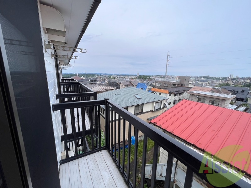 バルコニー　バルコニーが付いているので晴れた日は洗濯物が沢山干せますね。