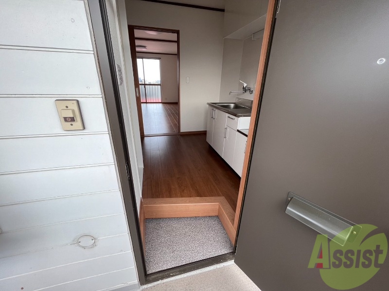 玄関　玄関からの様子です。キッチンに繋がっています。