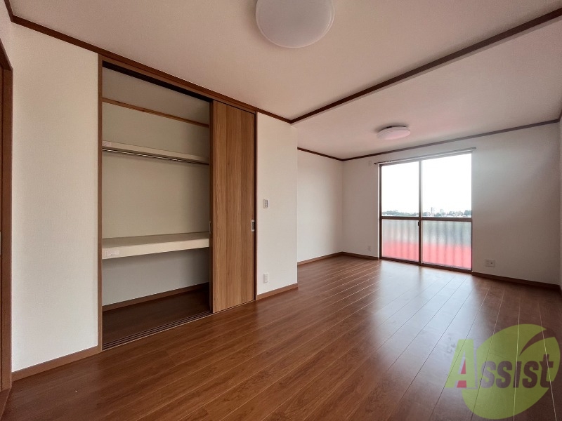 居室・リビング　南向きの大きめの窓から日差しがたっぷり入る明るいお部屋です。