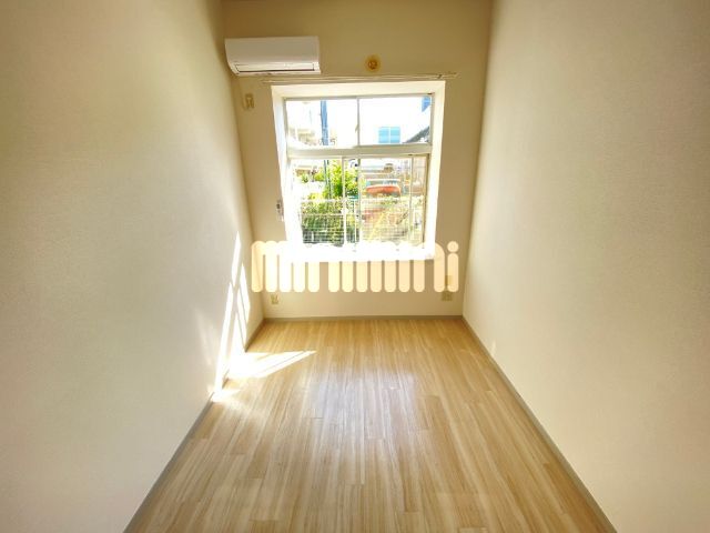 居室・リビング　６帖の洋室