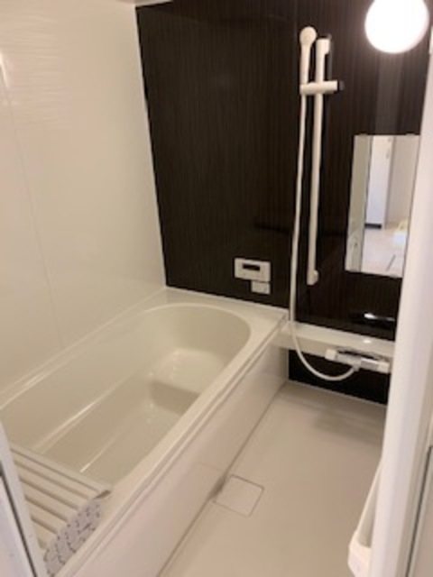 バス・シャワールーム　１坪タイプのお風呂で足をゆったり伸ばして入れますよ