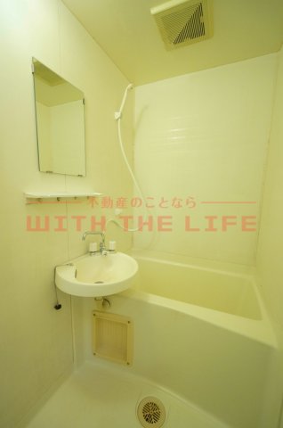 バス・シャワールーム　コンパクトで使いやすいお風呂です