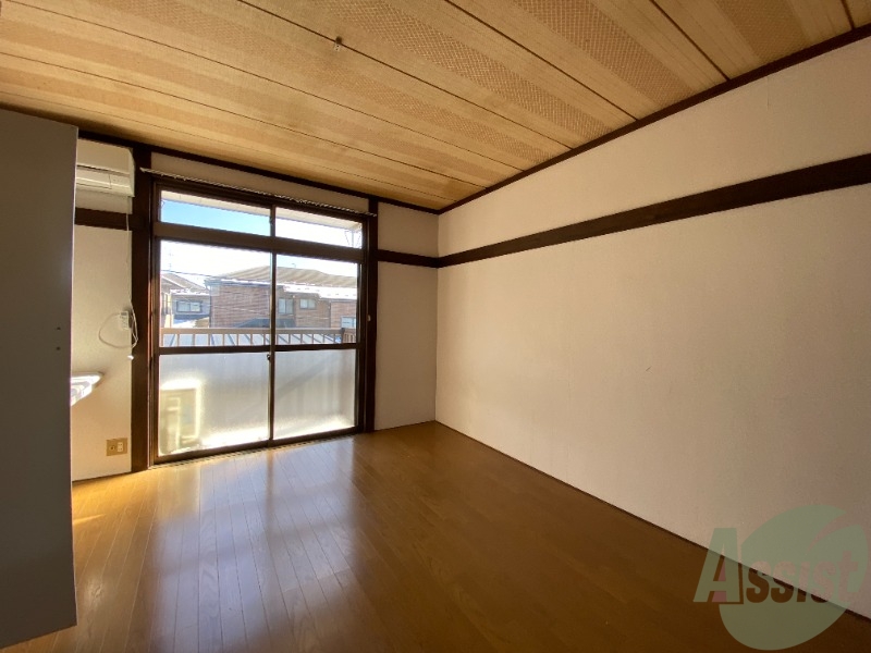 居室・リビング　リビングはこんな感じです。窓が大きくて良く陽が入ってきます。