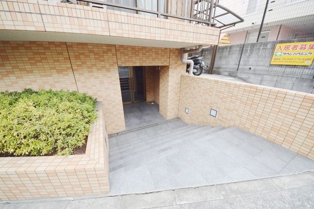 【町田市小山ヶ丘のマンションのエントランス】