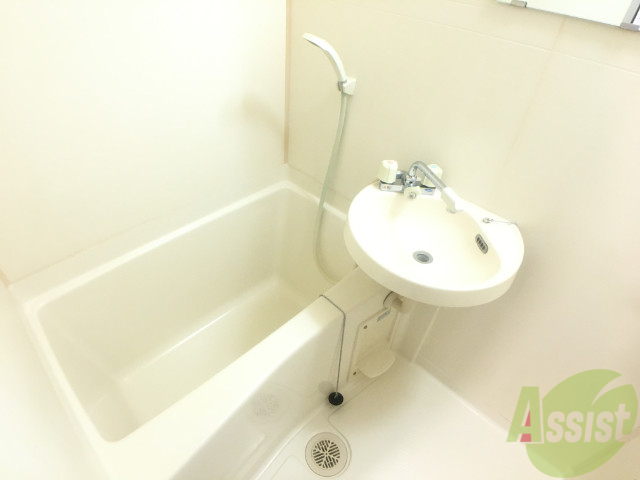 バス・シャワールーム　浴槽も広くてゆったりとくつろげるスペースがありますね。