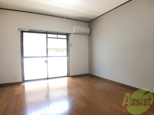 居室・リビング　外からの光もたくさん入ってきて明るい部屋ですね。