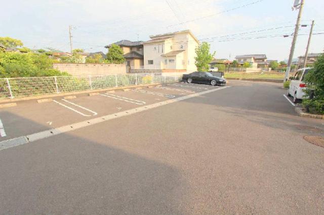 【高松市飯田町のアパートの駐車場】