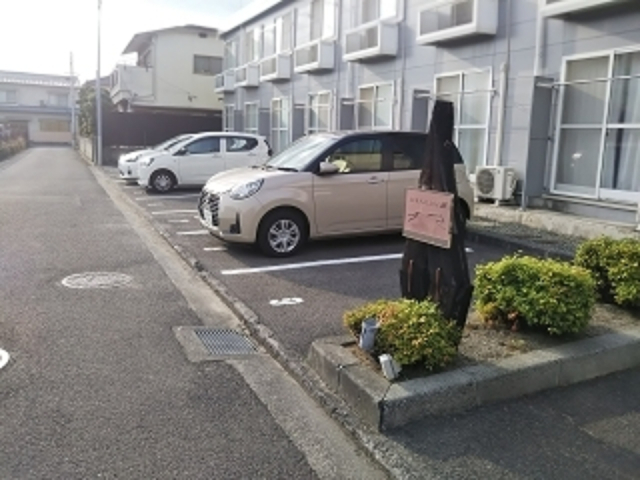 【松山市祇園町のアパートの駐車場】