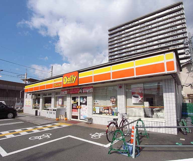 コンビニ　デイリーヤマザキ 六地蔵駅前店（コンビニ）まで550m