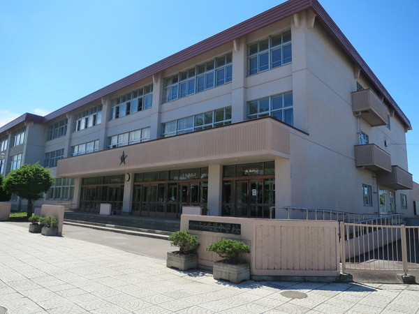 中学校　旭川市立北星中学校（中学校）まで1741m